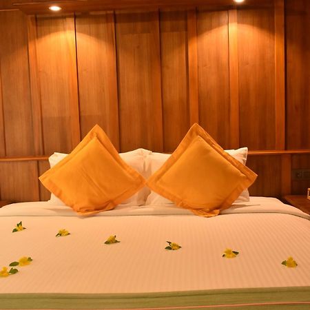Kumarakom Lake Resort Exterior photo
