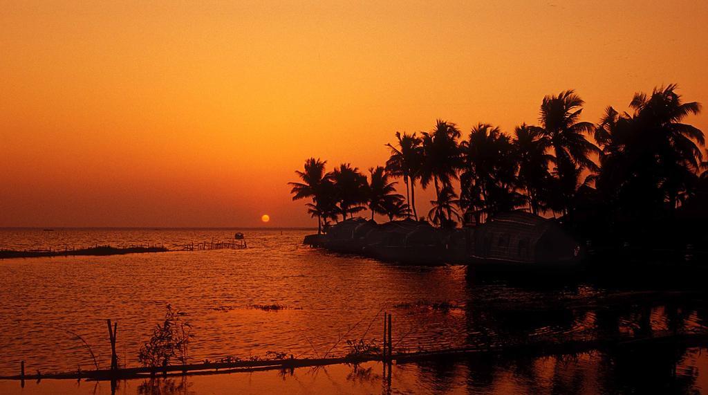 Kumarakom Lake Resort Exterior photo