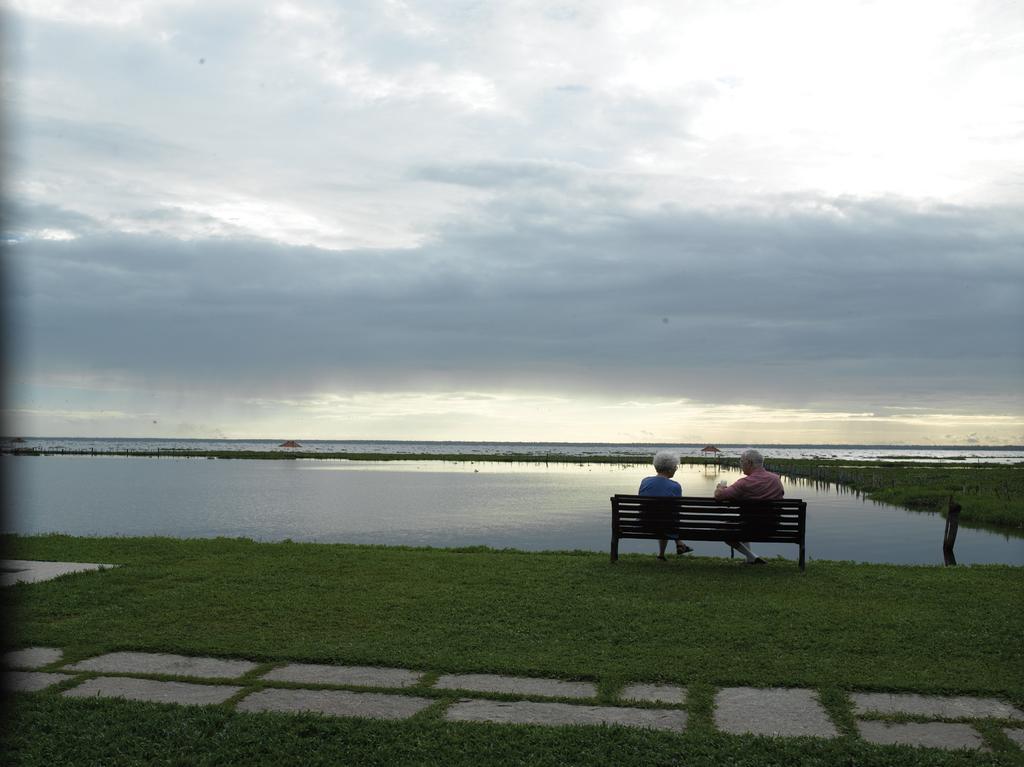 Kumarakom Lake Resort Exterior photo